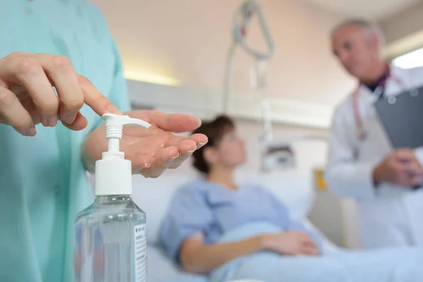 Medical worker applying hand sanitizer — Stock Photo, Image