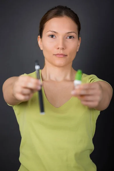 Электронная сигарета в женской руке — стоковое фото