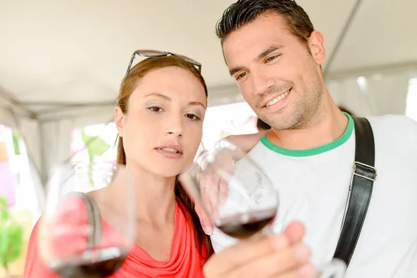Coppia guardando i loro bicchieri da vino — Foto Stock
