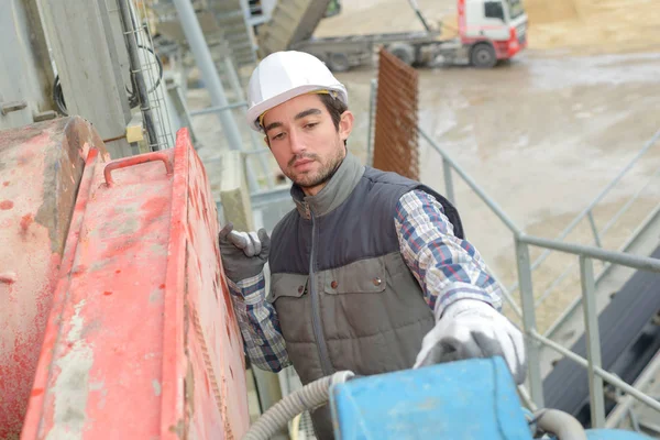 Trabajador del cemento en el sitio — Foto de Stock