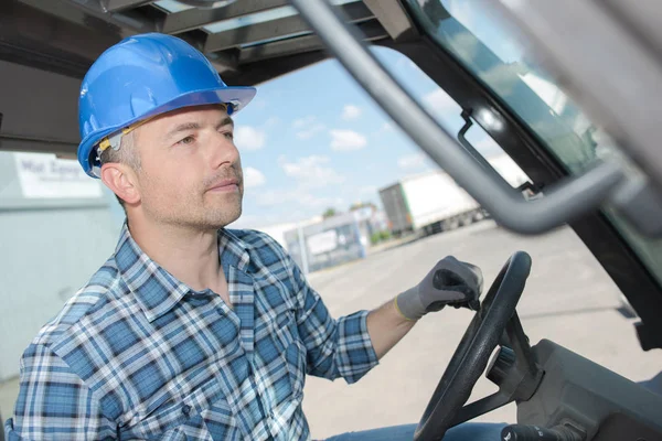 Conducteur concentré au travail — Photo