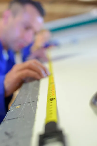 Worker using tape measure — Stock Photo, Image