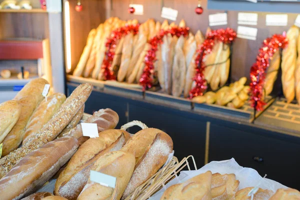 Хлеб, выставленный во французской пекарне — стоковое фото