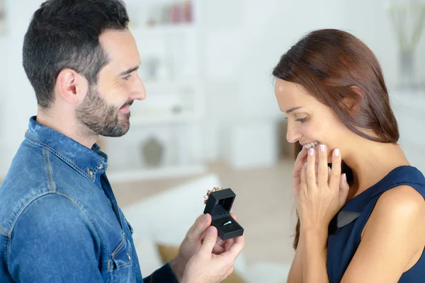 Petit ami demandant en mariage à sa petite amie avec une bague — Photo