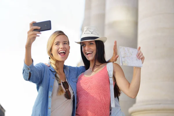 Vidám turista női barátok fotózzák magukat — Stock Fotó