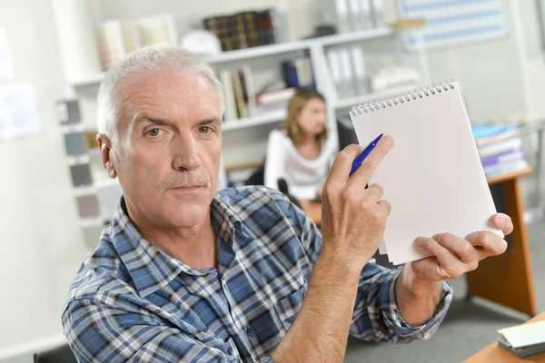 Peka på ett anteckningsblock — Stockfoto