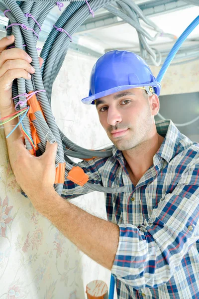 Constructor que sostiene las tuberías pegadas — Foto de Stock