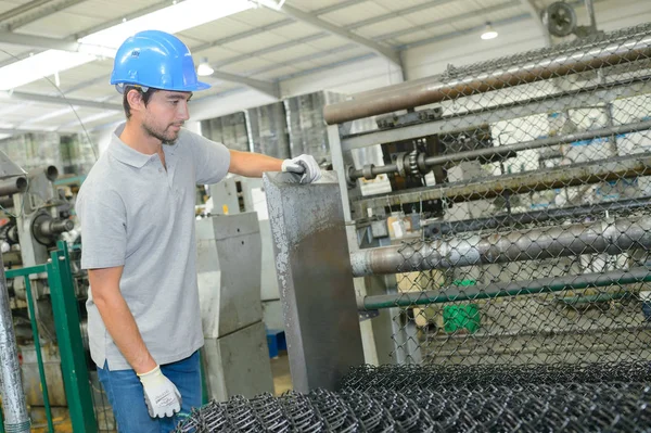 Pracowników, nadzorowanie produkcji ogrodzeń z drutu — Zdjęcie stockowe