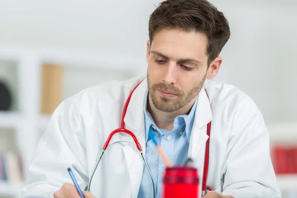 Doctor appoint prescription drugs to patients — Stock Photo, Image