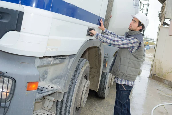 Conductor que abre la puerta del camión de transporte de cemento —  Fotos de Stock