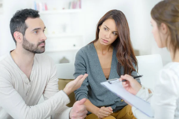 Stressato giovane coppia litigare con lo psicologo — Foto Stock