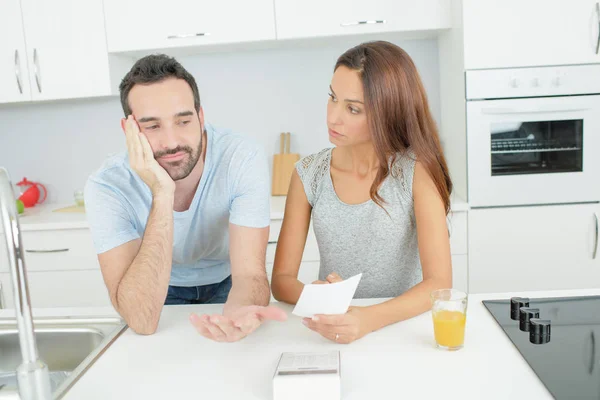 Pareja deprimida mirando nota — Foto de Stock