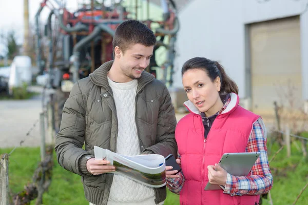 Lavoratori agricoli che discutono di colture e piante — Foto Stock