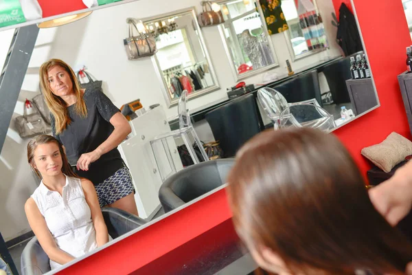 美发师和客户端，查看的沙龙在镜子 — 图库照片