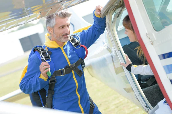 Skydiver falando com um cliente — Fotografia de Stock