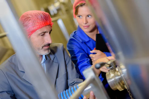 Lavorare in una fabbrica — Foto Stock