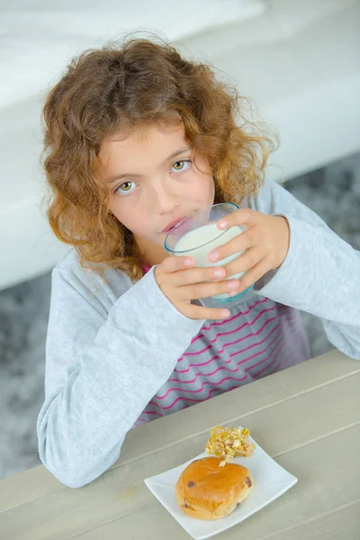 Meisje met snack en afwezig — Stockfoto