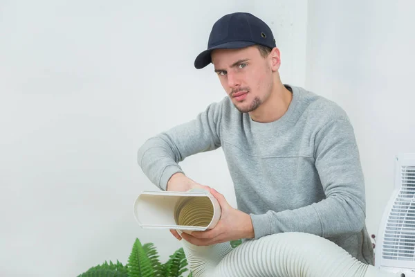 Ung tekniker installera luftkonditioneringssystem inomhus — Stockfoto