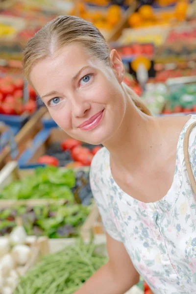 Senhora sorridente em greengrocers — Fotografia de Stock