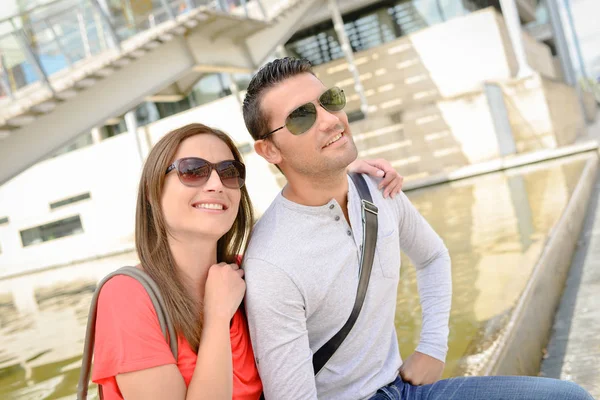 Pareja en un descanso de la ciudad — Foto de Stock