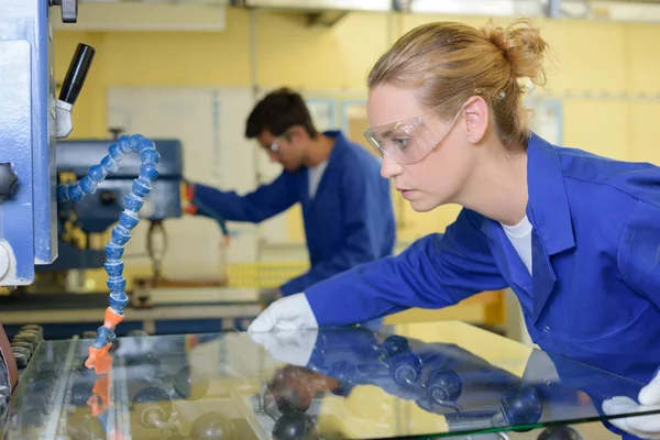 Vrouw met blad van glas onder machine — Stockfoto