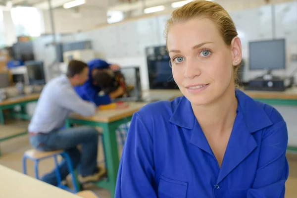 Mujer aprendiz posando y aprendiz —  Fotos de Stock