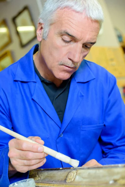 Man restoring picture frame — Stock Photo, Image