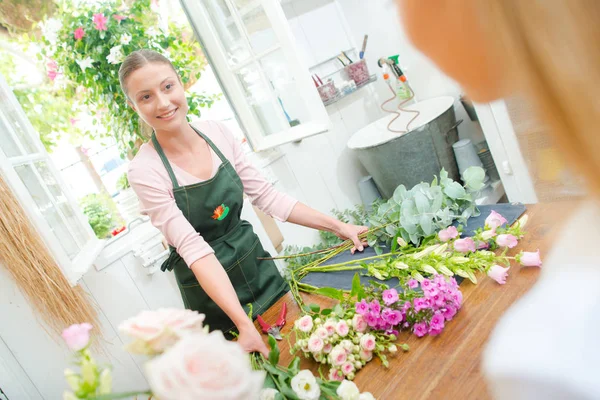 Floristería con flores cortadas en banco —  Fotos de Stock