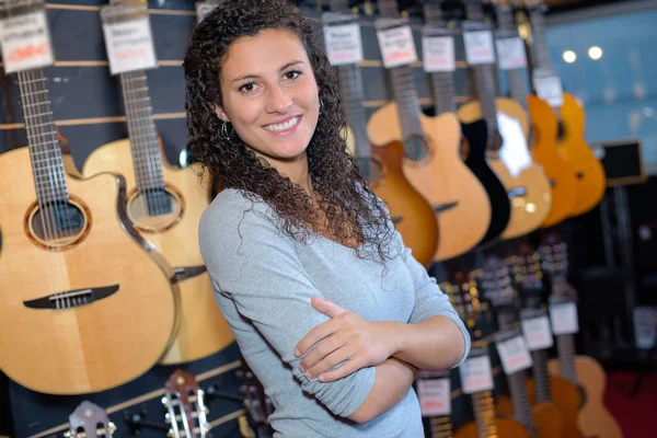 Retrato de mujer en tienda de guitarras — Foto de Stock