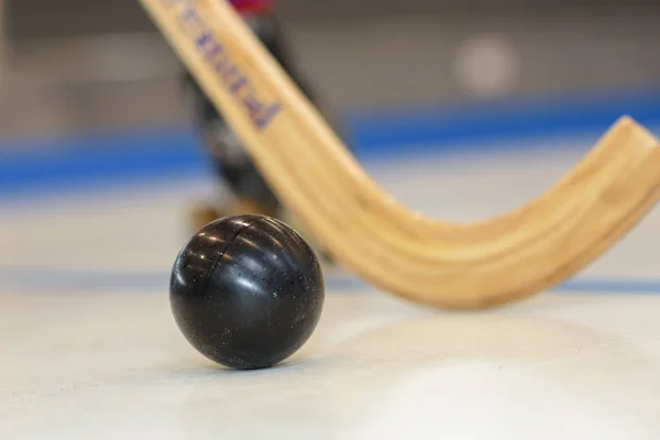 Крупный план хоккейной клюшки и мяча — стоковое фото