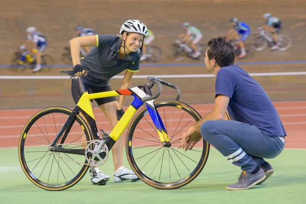 Щасливий велосипедист і розмова — стокове фото