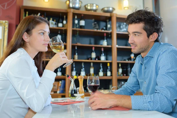 对夫妇喝葡萄酒和葡萄酒 — 图库照片