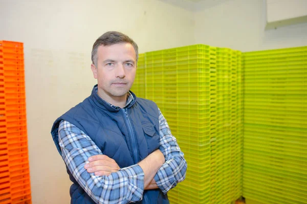 Homem posando com caixas — Fotografia de Stock