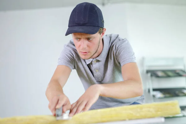 Cutting the mineral wool — Stock Photo, Image