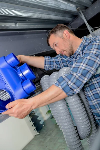 Hombre comprobación en la caja de ventilación —  Fotos de Stock