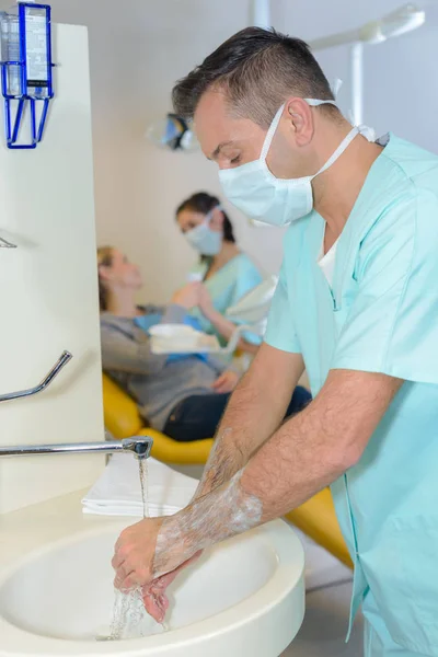 Retrato do dentista profissional no trabalho — Fotografia de Stock