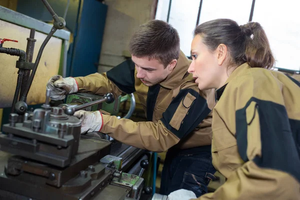 Medewerkers met behulp van industriële machines in de fabriek — Stockfoto