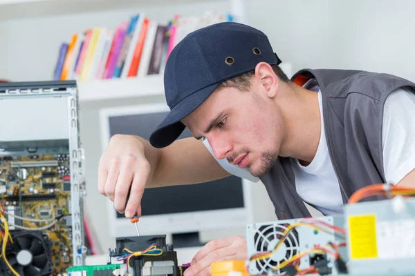 Equipo electrónico de las pruebas técnicas masculinas jóvenes — Foto de Stock