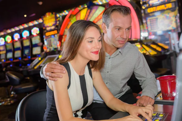 Couple playing in casino — Stock Photo, Image