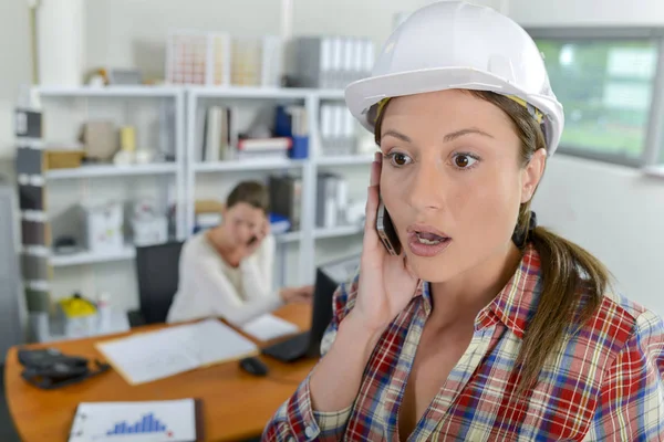 Geschokt vrouwelijke architect en bang — Stockfoto