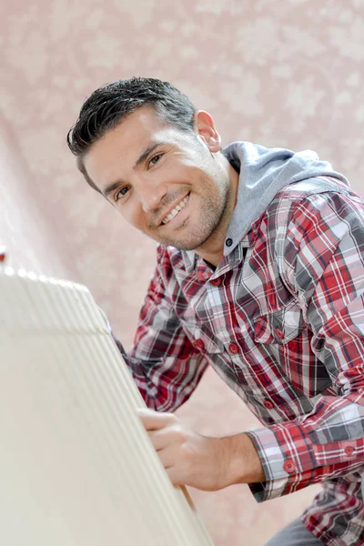 Homem fixando radiador e apartamento — Fotografia de Stock