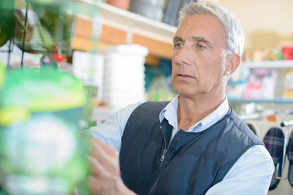 Kund som söker efter en produkt — Stockfoto