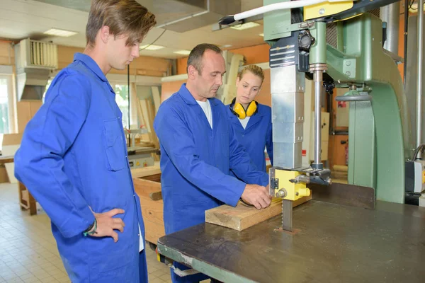 Een stuk hout snijden — Stockfoto