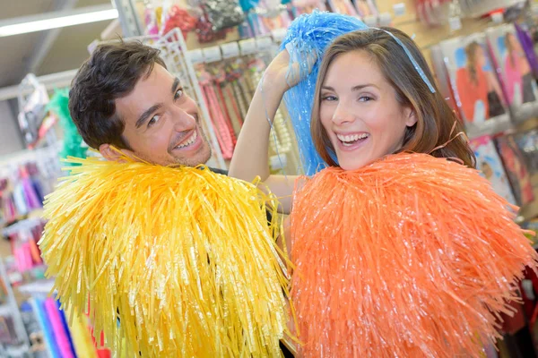 Man en vrouw met kleurrijke pompoms — Stockfoto