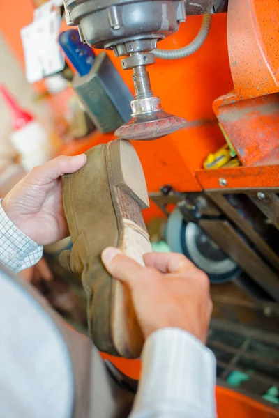 Ayakkabıcı topuk ayakkabı bir makinede şekillendirme — Stok fotoğraf