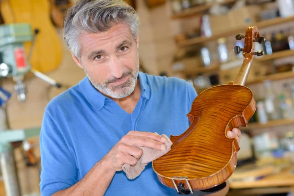 Retrato de homem polimento violino — Fotografia de Stock