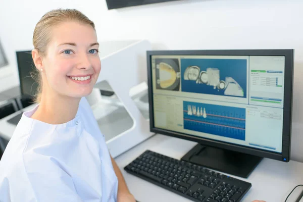 현대 기술을 수용 하는 치과 의사 — 스톡 사진
