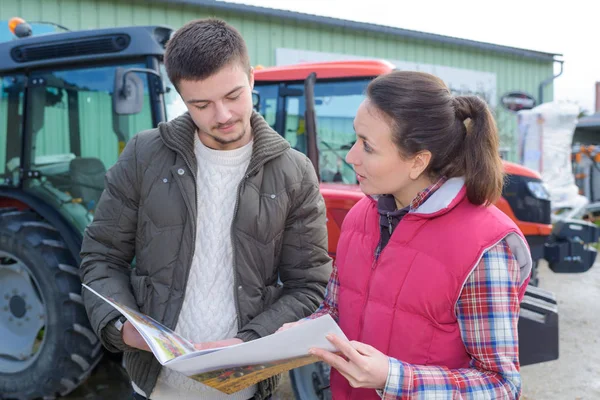 Försäljare övertyga unga famrer att köpa nya jordbruksmaskiner — Stockfoto