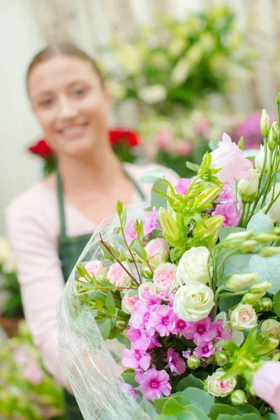 Florista e um monte de flores — Fotografia de Stock