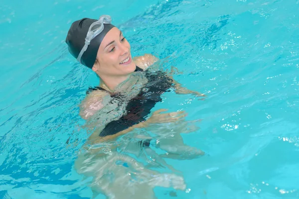 Vrouw watertrappelen in zwembad — Stockfoto